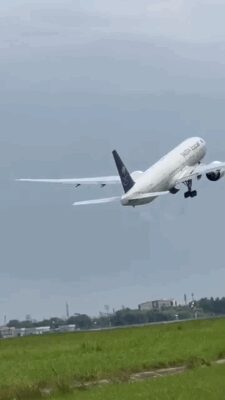 Boeing-777 TakeOff Saudia #shorts #trending #viralshorts #boeing #aviation #saudiarabia #saudi